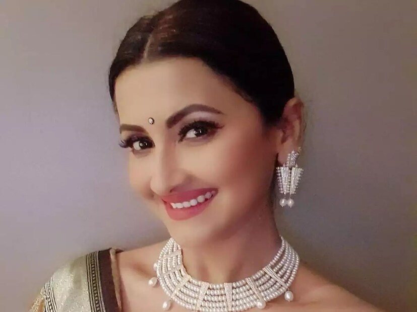 সব থেকে বড় বিষয় হল কঠোর পরিশ্রম, দায়িত্ব পালন, ইত্যাদির মাঝেও প্রায় পঞ্চাশ ছুঁই ছুঁই রচনা ত্বক, ফিগার যেন বারেবারে অল্প বয়সীদের চ্যালেঞ্জ করে ৷ ছবি সৌজন্যে ইনস্টগ্রাম ৷
