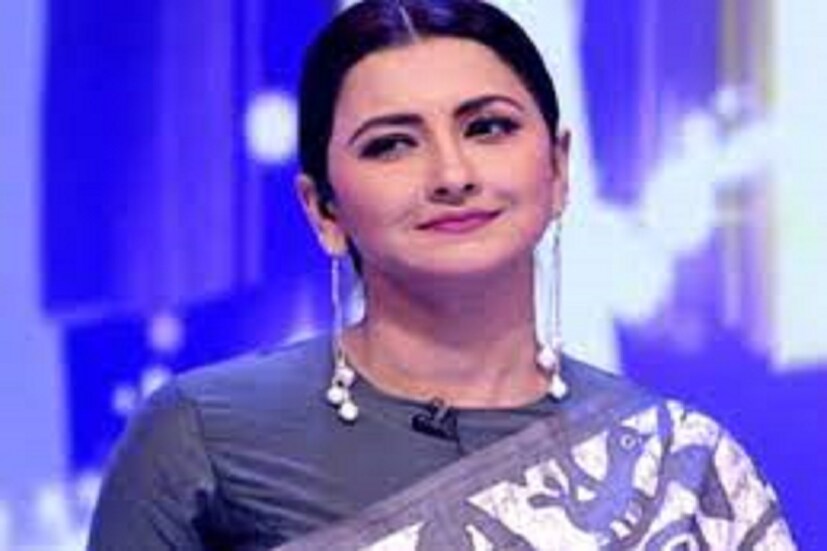 এখন দিদি নম্বর ওয়ান বলতেই মনে আসে রচনার কথাই। কিন্তু আচমকাই বিনোদন দুনিয়া তোলপাড় আরেকটা খবরে। শোনা যাচ্ছে, সেই রচনাই নাকি আর সঞ্চালনা করবেন না। এর আগে পুষ্পিতা চট্টোপাধ্যায় বা দেবশ্রী রায়ের মতো অভিনেত্রীরা সঞ্চালনা করেছেন। তবে তা সাময়িক। তাহলে এবার কে?