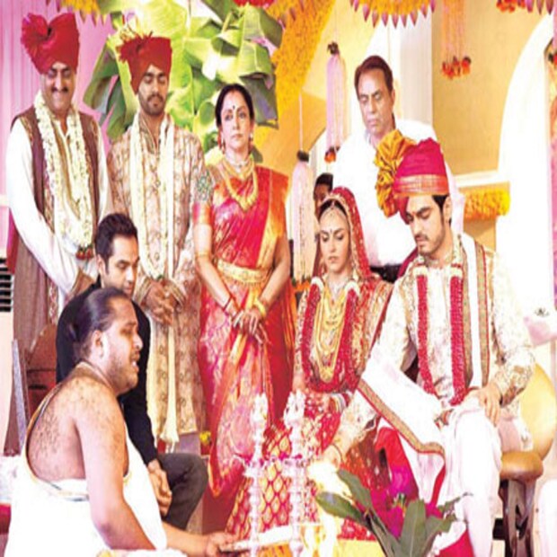 হেমা মালিনীকে বিয়ে করার প্রসঙ্গে ধর্মেন্দ্রর প্রথম স্ত্রী প্রকাশ কৌর বলেছিলেন, 'ধর্মেন্দ্র কেন, বিশ্বের সব পুরুষই আমার চেয়ে হেমাকে বিয়ে করার জন্য উৎসাহিত হবে। মেয়েবাজ বলার কোনও প্রশ্নই নেই। ইন্ডাস্ট্রির সব নায়কই দ্বিতীয় বার বিয়ে করে বেড়াচ্ছে।'