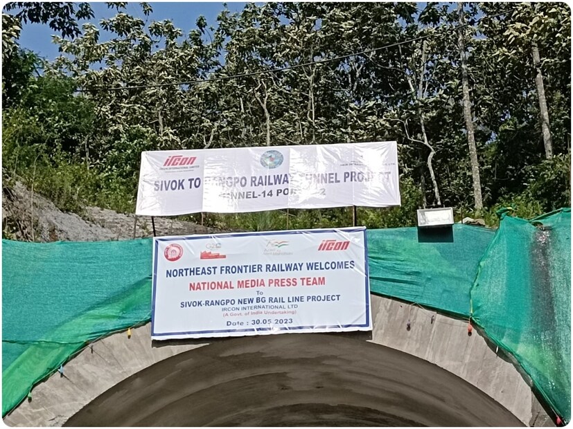১৯৫০ সালে ভারতের সঙ্গে সংযুক্ত হয় সিকিম৷ কিন্তু, তারপরে ৭৩ বছর কেটে গেলেও এখনও এই রাজ্যে রেল যোগাযোগ তৈরি করা যায়নি। বর্তমানে প্রধানমন্ত্রী নরেন্দ্র মোদির বহুল প্রচারিত 'লুক ইস্ট' নীতির আহওতায়, রেলওয়ে একটি নতুন রেল রুট নেটওয়ার্ক তৈরি করে এই রাজ্যকে রেল মানচিত্রে নিয়ে আসার জন্য বেশ কয়েকটি রেল প্রকল্প শুরু করেছে। এমনই একটি প্রকল্প হল সেবক-রংপো।