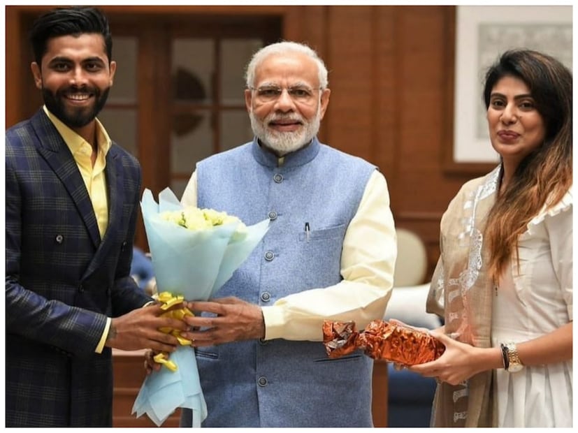রিভাভা বি-টেক পাস। বিজেপি বিধায়ক। তাঁর বাবা হরদেব সিং সোলাঙ্কি ব্যবসায়ী। মা প্রফুল্লা সোলাঙ্কি ভারতীয় রেলে চাকরি করতেন। 