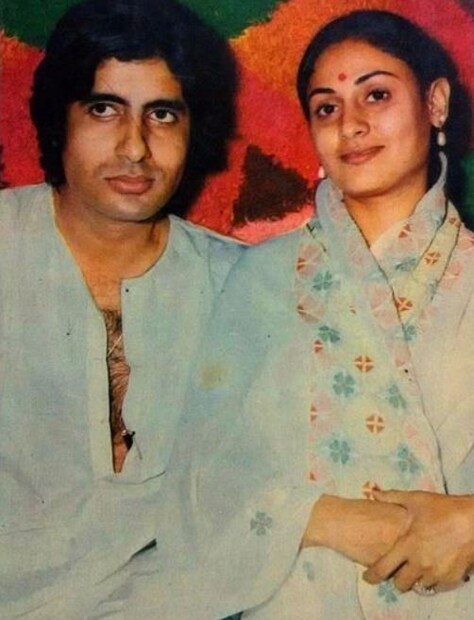 নাতনি নভ্যাকে নিজের প্রেমের গল্প প্রসঙ্গে জয়া বলেন, 'জাঞ্জির' ছবির সাফল্যের পর আমাদের বেড়াতে যাওয়ার প্ল্যান ছিল। কিন্তু হঠাৎ একদিন একটি ফোন পেয়ে অমিতাভ বলেন, সমস্যা হয়েছে। বাবা-মা আমাদের বেড়াতে যেতে দেবেন না, আমরা যদি যেতে চাই তবে আমাদের তার আগে বিয়ে করতে হবে। জয়া-অমিতাভ অক্টোবরে বিয়ের পরিকল্পনা করেছিলেন, কিন্তু বিগ বি-র বাবা-মায়ের ইচ্ছেয় তাঁরা শেষমেশ বিয়ে এগিয়ে আনেন।
