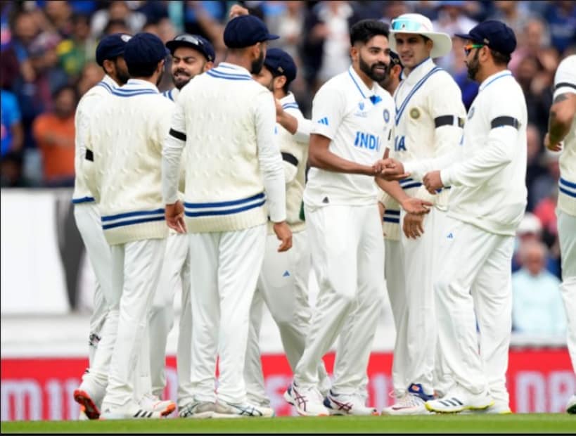 ফলে চতুর্থ দিনের সকালে ভারতীয় বোলারদের সঠিক লাইন-লেন্থে বল করতে হবে। তৃতীয় দিনে অস্ট্রেলিয়ার দ্বিতীয় ইনিংসের শুরুতে যেমনটা করেছেন শামি-সিরাজ-শার্দুল-উমেশরা। সামনে থেকে বল সুইং ও বাউন্স করালেই দ্রুত উইকেট পাওয়া সম্ভব।