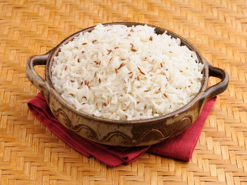 গ্যাস বেশি আঁচে রাখুন: অনেকেই কম আঁচে ভাত রান্না করেন৷ এতে ভাত বেশি গলে যাওয়ার বা গায়ে গায়ে লেগে যাওয়ার সম্ভাবনা থাকে। ভাত রান্না করার সময় সময় সময় গ্যাস হাইফ্লেমে রাখুন৷ এছাড়াও, খেয়াল রাখতে হবে পরবর্তী পয়েন্টের টিপসগুলি৷ (ছবি-ক্যানভা)