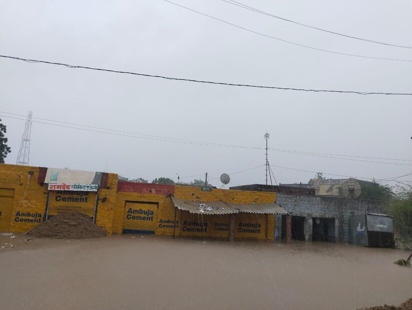 জল জমে থাকার কারণে বহু মানুষের ঘরবাড়ি তলিয়ে গিয়েছে। প্রকৃতপক্ষে, ধানউ শহরের জৈন মহল্লা, রাবণ রাজপুত মহল্লা, মেঘওয়ালন মহল্লা, সুতারন মহল্লা, আদর্শ বিদ্যা মন্দির রোড-সহ আশপাশের এলাকা বহু এলাকা জলে ভাসছে। শুধু তাই নয়, বৃষ্টিতে ভেঙ্গে পড়েছে বহু মানুষের কাঁচা ঘর।