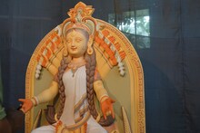প্রবাসেও এবার শুরু থিমের দুর্গা পুজো! ২৫০ কেজি ওজনের ‘বসুন্ধরা’ পাড়ি দিল বিদেশ!