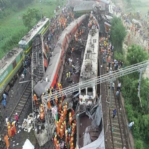 ট্রেন দুর্ঘটনায় মৃতদের পরিবারকে দশ লক্ষ টাকা করে আর্থিক সাহায্য ঘোষণা করেছে রেল। 