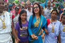'যে হাতে গুনবেন, সে হাতেই ভোট দেবেন!' হুল দিবসে কী গুনে নিতে বললেন শতাব্দী রায়