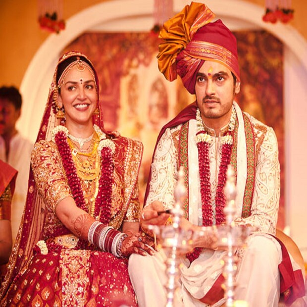 ধর্মেন্দ্র ও তাঁর প্রথম স্ত্রী প্রকাশ কৌরের চার সন্তান। সানি ও ববি দেওল এবং দুই মেয়ে বিজেতা ও অজেইতা। পরে ধর্মেন্দ্র ও হেমার দুই মেয়ে হয়, এষা ও আহানা দেওল। সম্প্রতি এষা দেওলের বিয়ের একটি পুরনো ভিডিও ভাইরাল হয়েছে সোশ্যাল মিডিয়ায়। 
