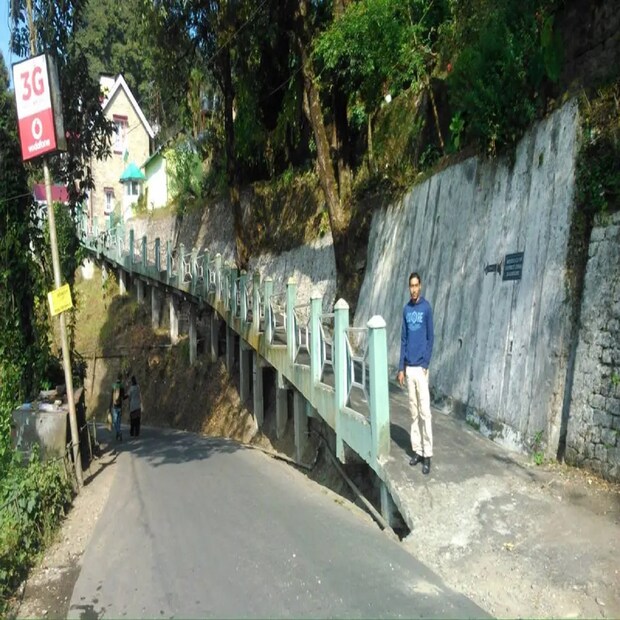 শৈলশহর দার্জিলিংয়ে উধাও ঠাণ্ডা। সকাল সকাল চড়া রোদ। ২২ ডিগ্রি দিয়ে ইনিংস শুরু। বেলা বাড়লে বাড়বে পারদও! ঝরছে ঘাম। ঘুরছে ফ্যানের পাখা। 