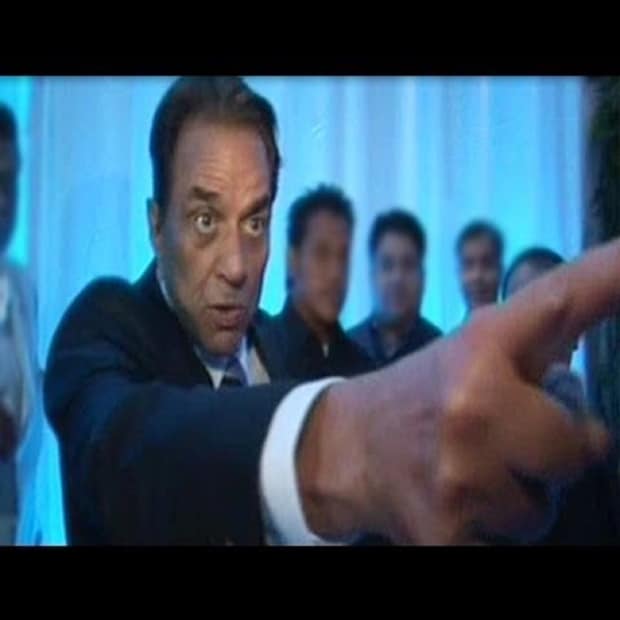 এই প্রশ্ন শুনেই রাগে ফেটে পড়েন ধর্মেন্দ্র। পাল্টা সাংবাদিককে বলেন, 'আপনি বাজে কথা বলা বন্ধ করুন।' 