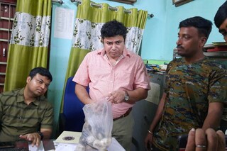 উদ্ধার হওয়া মৃগনাভি খতিয়ে দেখছেন রেঞ্জার