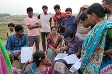 অফিস শেষে গ্রামে হাজির বিডিও, তাকে ঘিরে বহু মানুষ! কি এমন ঘটল?