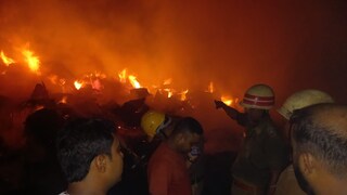 কাঠের গুদামে আগুন কাঠের গুদামে আগুন