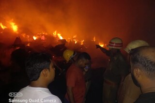 কাঠের গুদামে আগুন 