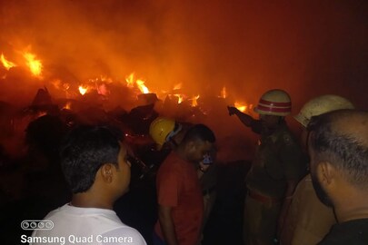  কাঠের গুদামে আগুন 