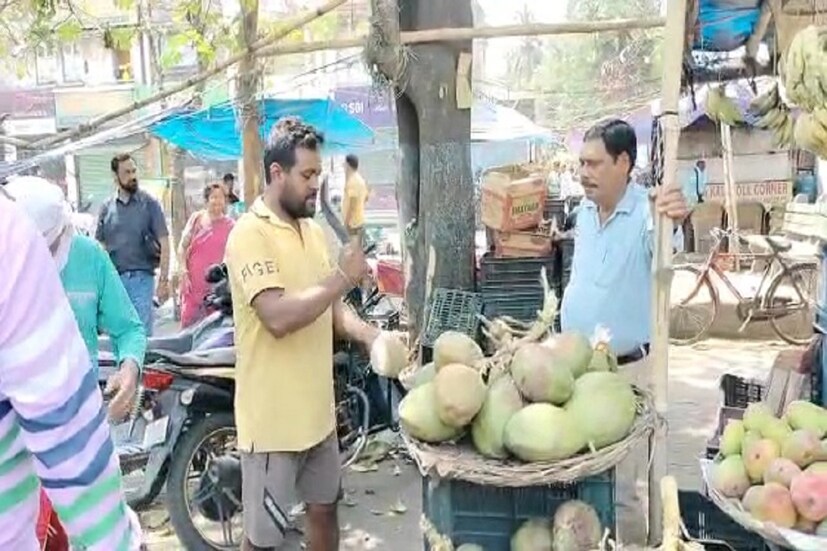 হাওয়া অফিসের তরফ থেকে জারি করা সতর্কবার্তায় বলা হয়েছে, এদিন শুক্রবার, পশ্চিম বর্ধমান, পূর্ব মেদিনীপুর, দুই ২৪ পরগনা, দুই দিনাজপুর, বাঁকুড়া, পুরুলিয়া বীরভূমের জন্য হলুদ সতর্কবার্তা রয়েছে। আগামী ৭ তারিখ পর্যন্ত এই পরিস্থিতি চলবে রাজ্যের দক্ষিণবঙ্গের জেলাগুলিতে। উত্তরবঙ্গের জেলাগুলিতে তাপমাত্রা বৃদ্ধি পাবে। যদিও সাত জুনের পর আবহাওয়ার পরিবর্তন হবে কিনা, বা বৃষ্টিপাতের সম্ভাবনা রয়েছে কিনা, সে বিষয়ে এখনও কোনও আশার আলো দেখাতে পারেনি আলিপুর আবহাওয়া দফতর।