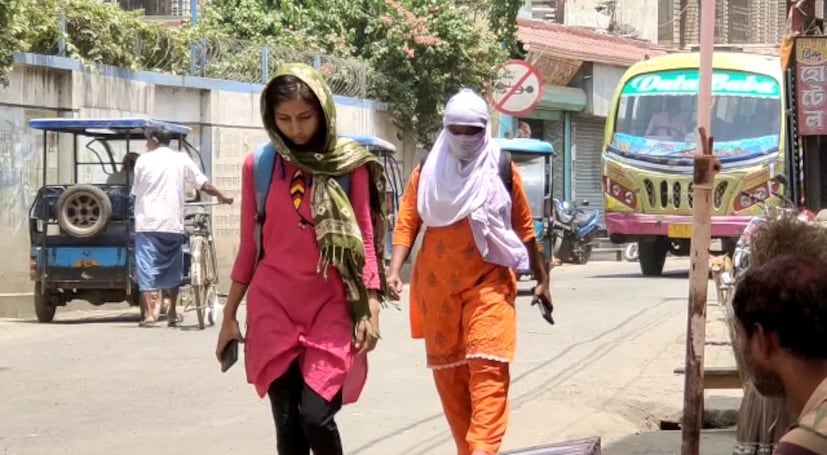 এদিন মঙ্গলবার বাঁকুড়া, বর্ধমান, পুরুলিয়া, বীরভূমের পাশাপাশি হাওড়া, হুগলিতেও রয়েছে তাপপ্রবাহের সম্ভাবনা। তাপপ্রবাহের সম্ভাবনা রয়েছে মালদা এবং দিনাজপুরে। জুন মাসের প্রথম সপ্তাহেও গরম থেকে মুক্তির আসা কম। এমনটাই বলছে আলিপুর আবহাওয়া দফতর।