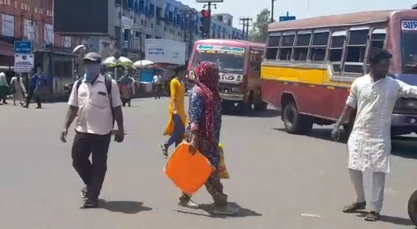 তাহলে স্বস্তির বৃষ্টি কবে? এ বিষয়ে মঙ্গলবার পর্যন্ত আলিপুর আবহাওয়া দফতর নিশ্চিত করে কিছু জানাতে পারে নি। তবে উপকূলবর্তী জেলাগুলিতে বিকেলের দিকে বিক্ষিপ্তভাবে বৃষ্টি হতে পারে। কিন্তু একই সঙ্গে চলবে তাপপ্রবাহ।
