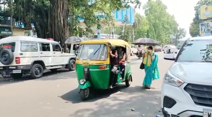 দক্ষিণবঙ্গের কয়েকটি জেলায় বৃষ্টিপাত হলেও, তা প্রয়োজনের তুলনায় একেবারেই কম। ফলে তাতে উপকার খুব একটা পাওয়া যাবে না। উত্তরবঙ্গের দার্জিলিং, কালিম্পং হালকা বৃষ্টি সম্ভাবনা রয়েছে। কিন্তু বাংলার বাকি জেলাগুলি যেভাবে গরমে নাজেহাল হচ্ছে, তার প্রভাব পড়বে শৈল শহরগুলিতে।