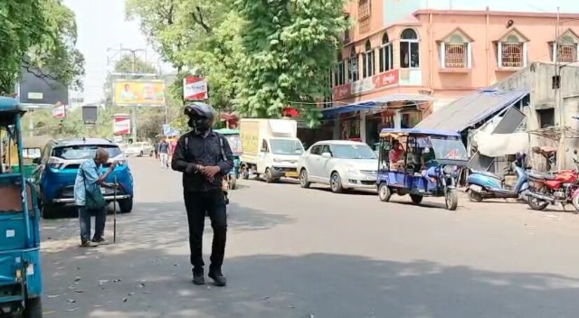 উল্লেখ্য, বিগত প্রায় এক সপ্তাহ ধরে সে অর্থে বৃষ্টির দেখা পাওয়া যায়নি। দেখা পাওয়া যায়নি কালবৈশাখীর। এমন গরম আর শুষ্ক আবহাওয়া আগামী আরও পাঁচ দিন বজায় থাকতে পারে বলে হাওয়া অফিস সূত্রে খবর।
