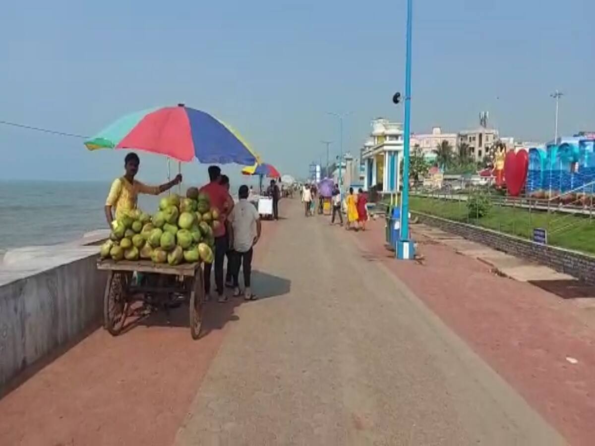 দক্ষিণবঙ্গের আসানসোল, বর্ধমান, বীরভূম, বাঁকুড়া, পুরুলিয়া-সহ বিভিন্ন জায়গায়, তাপপ্রবাহ চলছে। তীব্র গরম ও অস্বস্তিকর আবহাওয়া থেকে মুক্তির এখনই আশার বাণী শোনাতে পারল না হাওয়া অফিস। চলতি সপ্তাহের শেষ দিন পর্যন্ত থাকবে এরকমই আবহাওয়া।