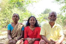 গলায় একের পর এক রবি ঠাকুরের গান! মুগ্ধ হয়ে শুনতে হয়! তবুও চোখে জল জবার! ভাইরাল
