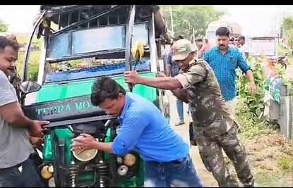 টোটো এবং চারচাকা গাড়ি সংঘর্ষ 