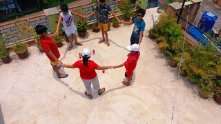 কচিকাঁচারা দাঁড়িয়ে রয়েছে ছাদের মধ্যে ছায়াহীন রৌদ্র দেখতে