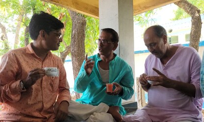 চা পান করতে করতে পুরনো দিনের স্মৃতিচারণায় সব দলের নেতারা