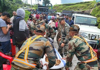 সিকিমে উদ্ধার কার্যে সেনা কর্মীরা