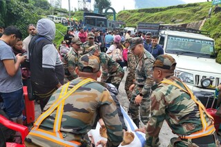 সিকিমে উদ্ধার কার্যে সেনা কর্মীরা