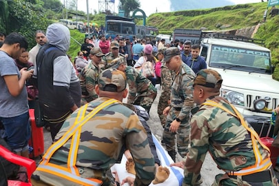 সিকিমে উদ্ধার কার্যে সেনা কর্মীরা