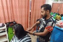 ক‍্যান্সার আক্রান্ত রোগীদের সাহায্যার্থে চুল দান এক গৃহবধূর