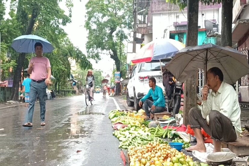 যদিও মণিপুর-ক্রাইসিস তত্ত্ব সম্পূর্ণ খারিজ করেছে পোস্তা বাজার ব্যবসায়ী সমিতি। সমিতির সম্পাদক চন্দন চক্রবর্তী নিজেই পশ্চিমবঙ্গে আদার অন্যতম প্রধান আমদানিকারী। তাঁর যুক্তি, একে তো এবার ফলন কম, তার সঙ্গে যুক্ত হয়েছে দক্ষিণ ভারত থেকে আদার আমদানি কমে যাওয়া। তবে আসল কারণ অন্য।