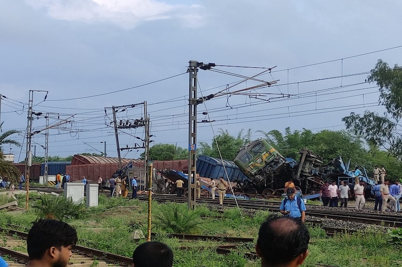 দুর্ঘটনার পরই স্থানীয় লোকজন উদ্ধার কাজে ঝাঁপিয়ে পড়ে। স্থানীয়রাই দুই মালগাড়ির চালকদের উদ্ধার করেন। সৌভাগ্যবশত দুর্ঘটনায় কোনও হতাহতের ঘটনা ঘটেনি, তবে একটি মালগাড়ির চালক সামান্য আহত হয়েছেন। তাঁকে হাসপাতালে নিয়ে যাওয়া হয়েছে।