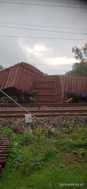 সূর্যের আলো ফোটার আগেই রবিবার ভোর ৪টে নাগাদ এই দুর্ঘটনা ঘটে এবং দুর্ঘটনার জেরে আদ্রা-খড়গপুর শাখায় ট্রেন চলাচল ব্যাহত। সূত্র মারফত জানা গিয়েছে যে ওন্দা স্টেশনের কাছে লুপ লাইনে দাঁড়িয়ে থাকা মালগাড়ির পিছনে ধাক্কা মারে বাঁকুড়ার দিক থেকে আসা আরেকটি মালগাড়ি।