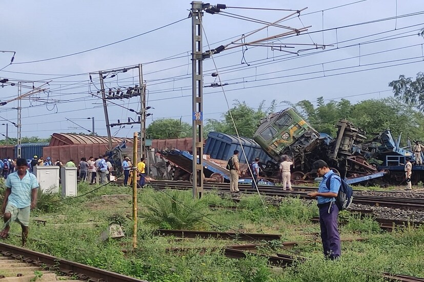 জানা গেছে দুর্ঘটনার জেরে আদ্রা-খড়গপুর শাখায় প্রায় ১১ টি ট্রেন বাতিল হয়েছে। বিভিন্ন স্টেশনে দাঁড়িয়ে পড়েছে বেশ কয়েকটি দূরপাল্লার ট্রেন। যদিও দুর্ঘটনার পরে রেলের আধিকারিকরা সর্বত ভাবে চেষ্টা করছেন যত তাড়াতাড়ি সম্ভব আপ লাইনটি খুলে দেওয়ার জন্যে, যাতে পুরুলিয়া এক্সপ্রেসের মতো কিছু ট্রেন এই ডিভিশন দিয়ে যেতে পারে। Input-  Nilanjan Banerjee