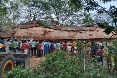 বন্ধুদের সঙ্গে আড্ডা দিয়ে বাড়ি ফেরা হল না! সরকারি ঘর ভেঙে সব শেষ...