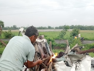 গ্যাস কাটার দিয়ে গাড়ি কেটে দেহ উদ্ধার
