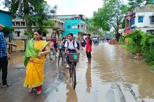 নিকাশি ব্যবস্থা সুরাহার দাবিতে পথ অবরোধে এলাকাবাসী 