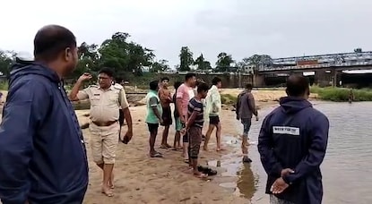 দুর্গাপুর ব্যারেজে উদ্ধারকারী দলের সদস্যরা।