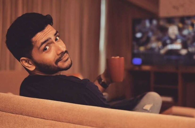 হাতের ট্যাটুতে স্ত্রী সৃজার পাশাপাশি রয়েছে মেয়ে অবন্তিকার জন্ম তারিখ। পর্দার বাইরের জীবনে আপাদমস্তক 'ফ্যামিলি ম্যান' অর্জুন। অন্তত তাঁর সোশ্যাল মিডিয়া হ্যান্ডেলে চোখ বোলালে তেমনই মনে হয়। গত তিন বছরে ঠিক কতটা বাবা হয়ে উঠলেন অর্জুন? কতটা শিখলেন বাবা সব্যসাচীর শেখানো পাঠ? আর কতটা শেখালেন ছোট্ট অবন্তিকাকে? বাবা হিসেবে নিজেকে কত নম্বরই বা দেবেন অর্জুন? নিউজ 18 বাংলা ডিজিটালে রইল তারই এক ঝলক। একডজন প্রশ্নের উত্তরে পিতৃত্বের এক নিজস্ব সংজ্ঞা তুলে ধরলেন অর্জুন।