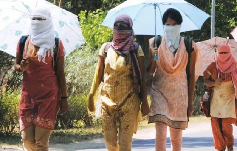 অপরদিকে দক্ষিণবঙ্গের জেলা গুলিতে তাপ প্রবাহের সর্তকতা বজায় থাকবে। দক্ষিণবঙ্গের পুরুলিয়া , বাঁকুড়া , বীরভূম , পশ্চিম বর্ধমান , পশ্চিম মেদিনীপুর , ঝাড়গ্রাম , মুর্শিদাবাদ ও নদিয়াতে জারি রয়েছে তাপ প্রবাহের সতর্কতা। লু বইবার সম্ভাবনা থাকছে এই জেলা গুলিতে। গেরুয়া সতর্কতা দেওয়া হয়েছে।(Reported By: Sarmistha Banerjee)
