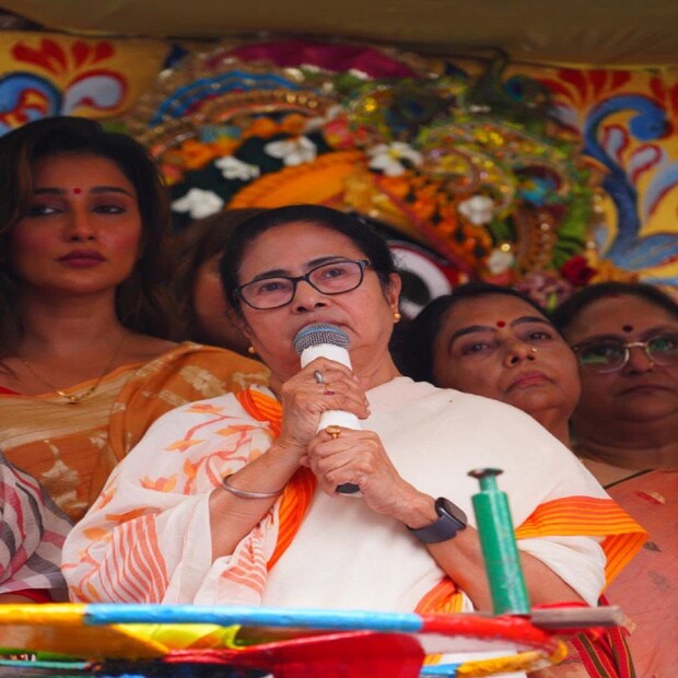  তাঁর কথায়, ‘দেব দেবীর মধ্য দিয়ে আমাদের মনের বঞ্চনা, সব দুঃখ দেবতার চরণে অর্পণ করি। রথে ওঠার আগে দ্বৈত পতি ফোন করেছিল। জগন্নাথ যদি চায় আগামী বছরে দিঘা তে বড় রথ যাত্রা করব আমরা।’