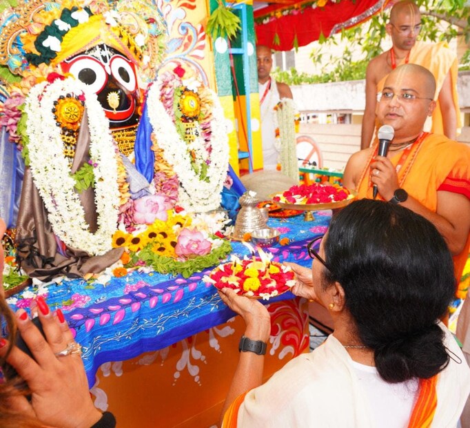 প্রথা মেনে মুখ্যমন্ত্রী জগন্নাথের মঙ্গল আরতি করেন। তাঁকে ফুল প্রদাণ করেন। তারপর তাঁকে রথের পুজো শেষ করে সকলের সঙ্গে রথের দড়ি টানতে দেখা যায়।