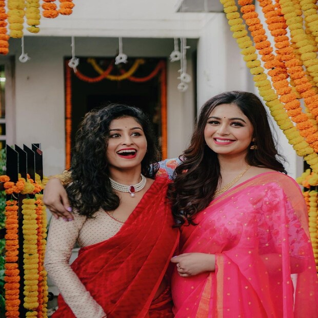    চিত্রাঙ্গদার কথায় ঋতাভরী তাঁর প্রথম বন্ধু এবং প্রথম শত্রু। তিনি আরও লেখেন যে, মায়ের দেওয়া শ্রেষ্ঠ উপহার তাঁর বোন। চিত্রাঙ্গদা বোনকে অনেক ভাসবাসা জানিয়েছেন তাঁকে স্বপ্ন দেখার অনুপ্রেরণার জোগানোর জন‍্য।