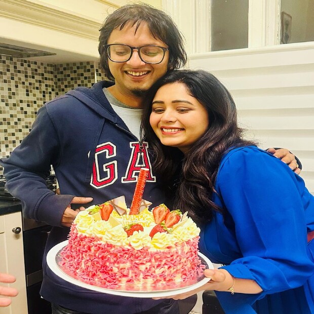    নীল জামা পরে পরিচালকের সঙ্গে স্ট্রবেরি কেক কাটতে দেখা গেল অভিনেত্রীকে। জন্মদিনের সব নিজের সোশ‍্যাল মিডিয়া পেজ-এ শেয়ার করেছেন ঋতাভরী।