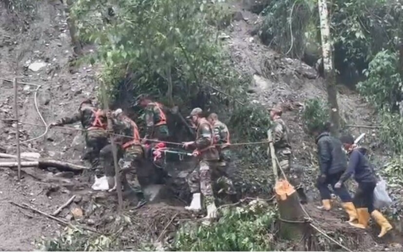 আটকে থাকা পর্যটকদের প্রাথমিক ভাবে থাকার জায়গা, খাবার এবং ওষুধপত্র দেয় সেনা৷ ত্রিশক্তি কর্পসের তরফে একটি বিবৃতিতে জানিয়েছে, এই দুর্যোগের পর্বে উত্তর সিকিমে আটকে থাকে প্রায় ৩ হাজার ৫০০ পর্যটককে উদ্ধারে সিকিম প্রশাসনকে সাহায্য করেছে তাঁরা৷