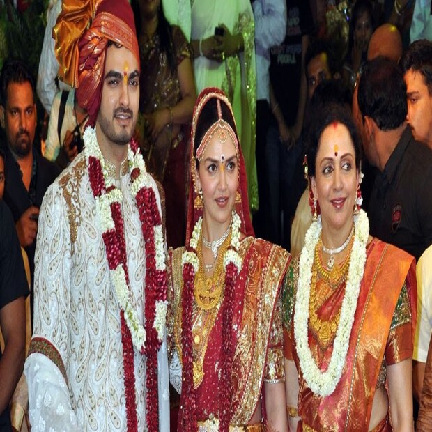 ভিডিওটিতে দেখা যায়, সেজেগুজে এষার বিয়ের পার্টিতে ঢুকছেন ধর্মেন্দ্র। সেখানেই তাঁকে এক সাংবাদিক প্রশ্ন করেন, 'বোনের বিয়েতে বড় দাদারা সানি ববিকে দেখা গেল না?' 